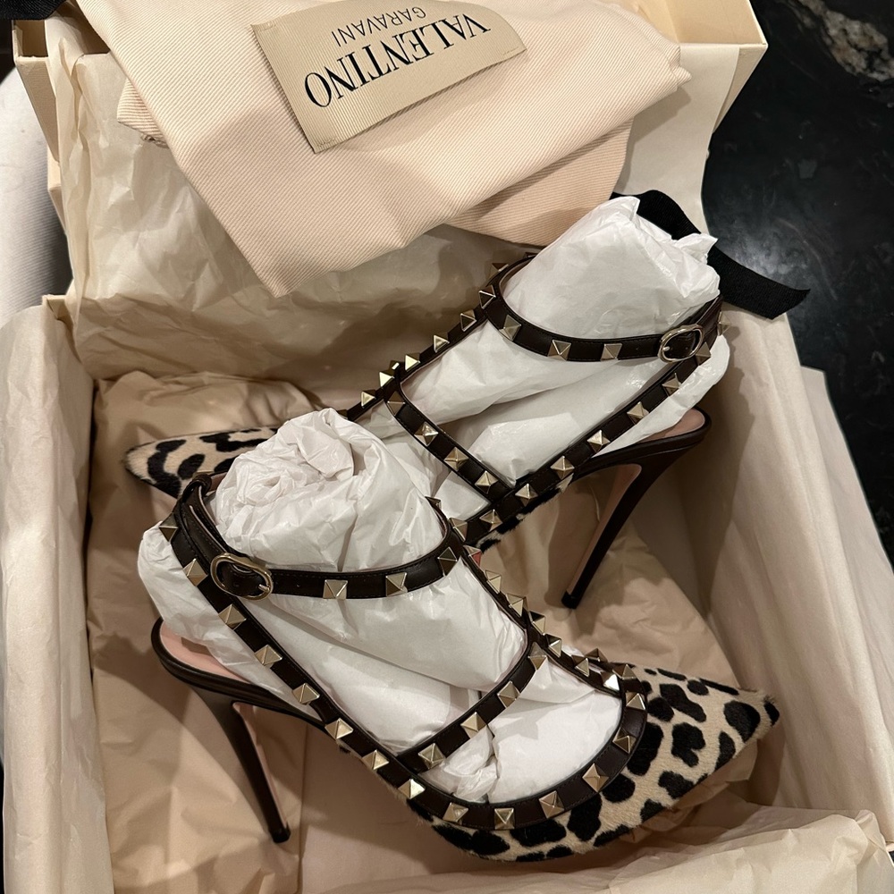 NEW IN BOX Valentino Garavani Leopard Print Rockstud Pumps Genuine Calf Hair